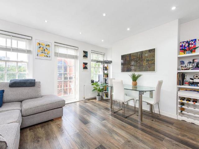 Flat for sale in West Hampstead, Greater London