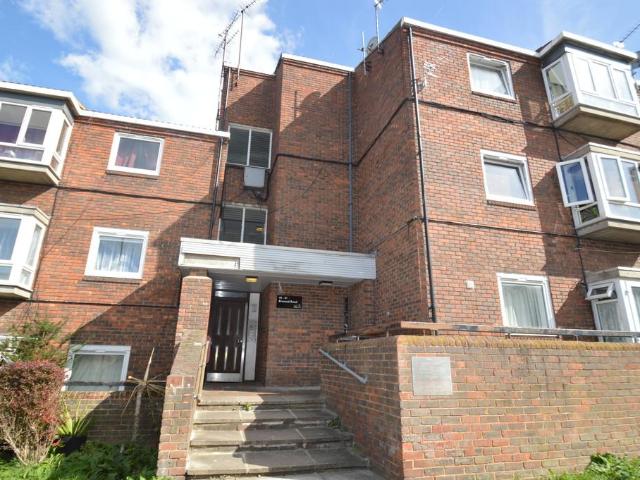 Flat for sale in Charlton Riverside, Greater London