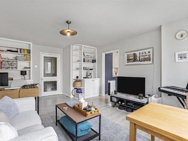 Flat for sale in Balham, Greater London