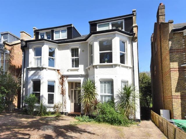 Flat for sale in Berrylands, Greater London