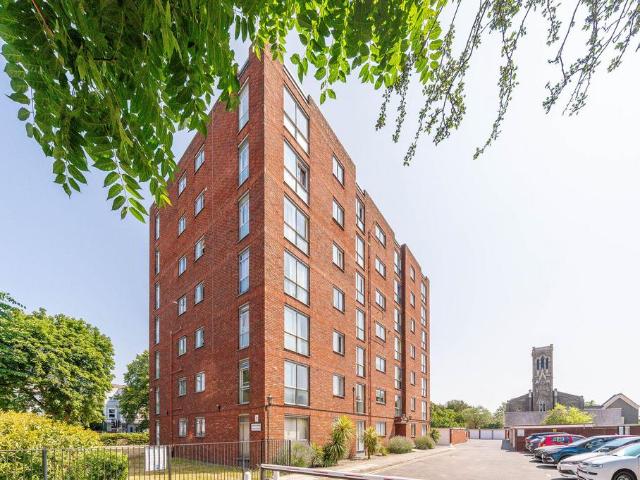 Flat for sale in London Borough of Croydon, Selhurst