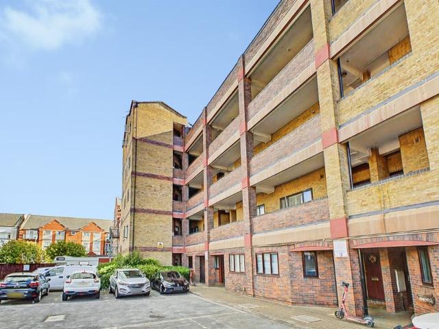 Flat for sale in Phippsville, Northampton