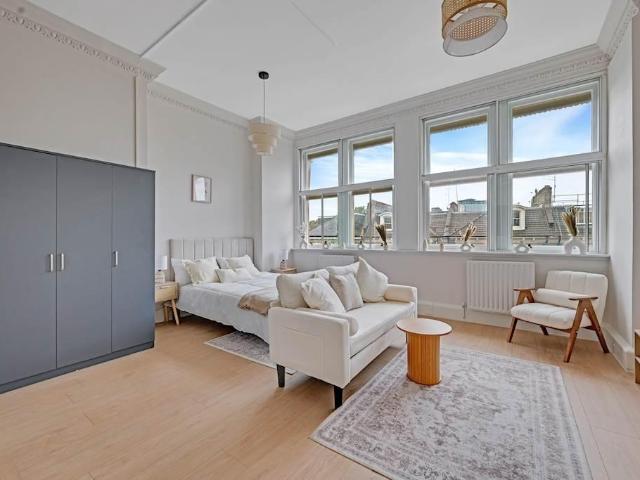 Flat for sale in Earl's Court, Greater London