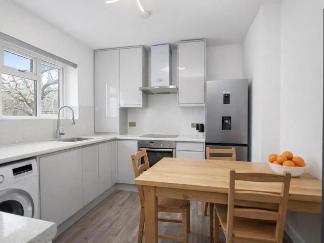 Flat for sale in Elstree and Borehamwood, Borehamwood