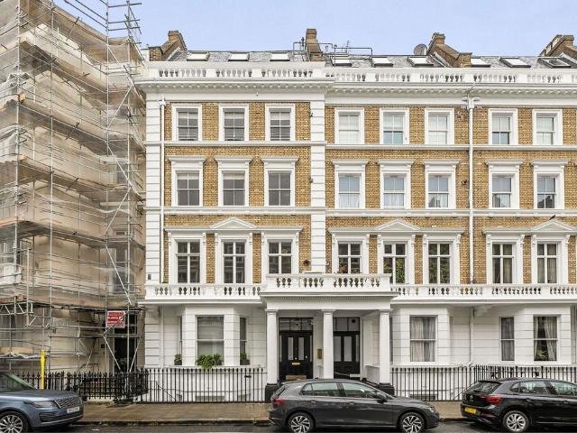 Flat for sale in Brompton, Greater London