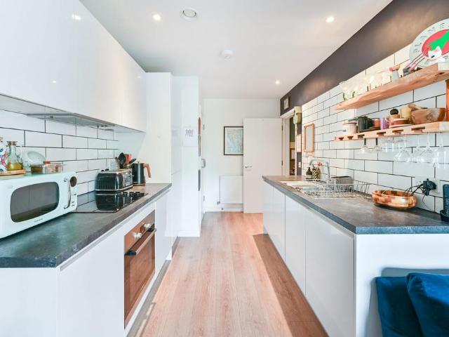 Flat for sale in Stockwell Park, Greater London