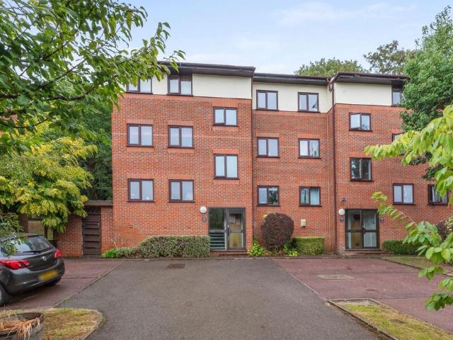 Flat for sale in Chepping Wycombe, Loudwater