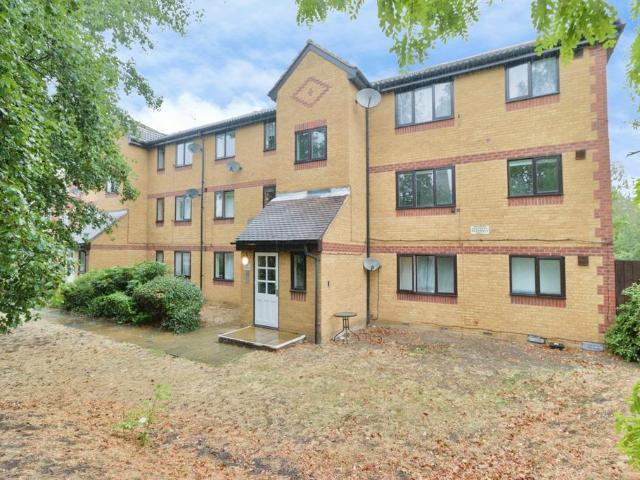Flat for sale in Woolwich Dockyard, Greater London