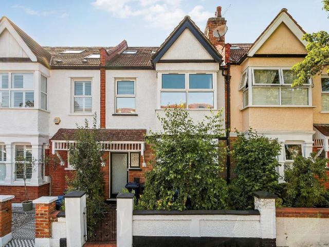 Flat for sale in London Borough of Ealing, Greater London