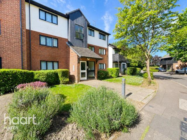 Flat for sale in Yeading, Greater London
