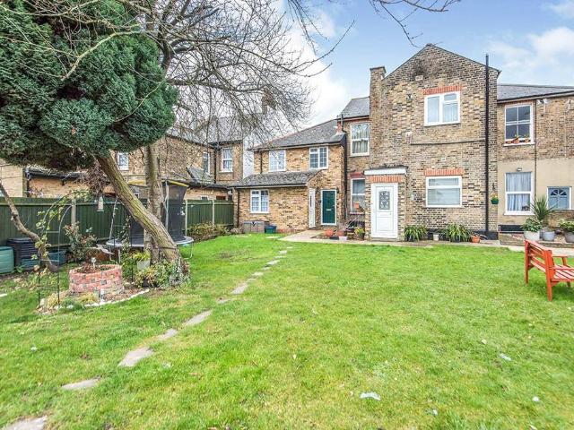 Flat for sale in London Borough of Hounslow, Greater London