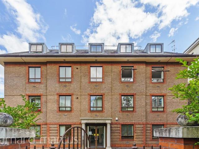 Flat for sale in Woodcote, Epsom