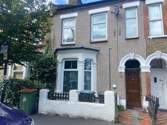 Flat for sale in Upton, Greater London