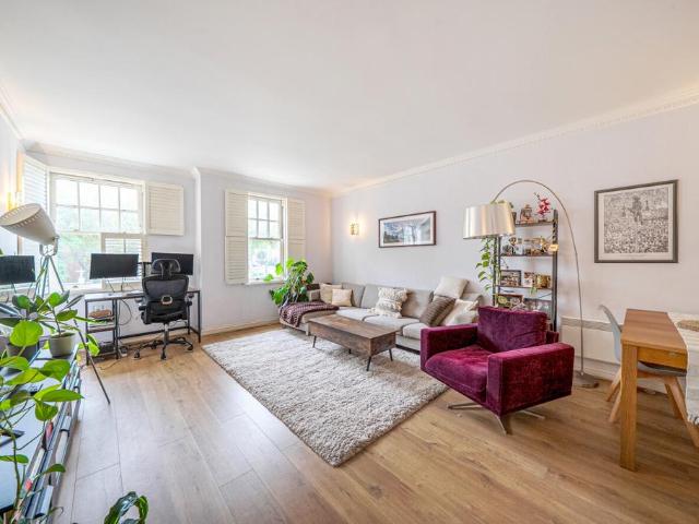 Flat for sale in Clapham Park, Greater London