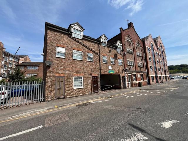 Flat for sale in Spring Park, Luton