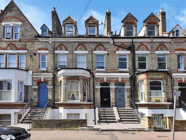 Flat for sale in Surbiton, Greater London