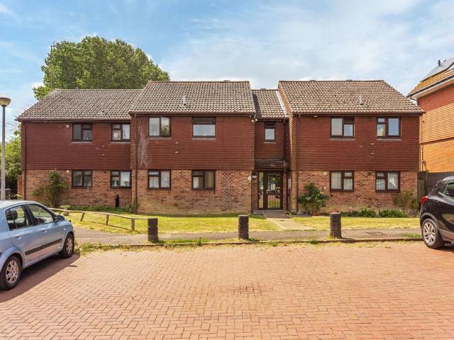 Flat for sale in Hillview, Surrey