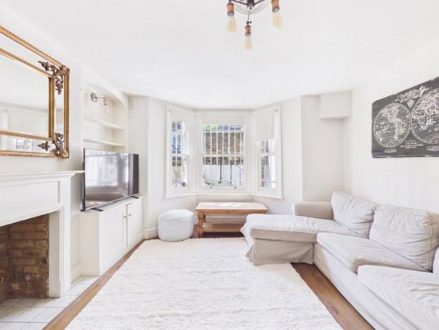 Flat for sale in Clapham Junction, Greater London
