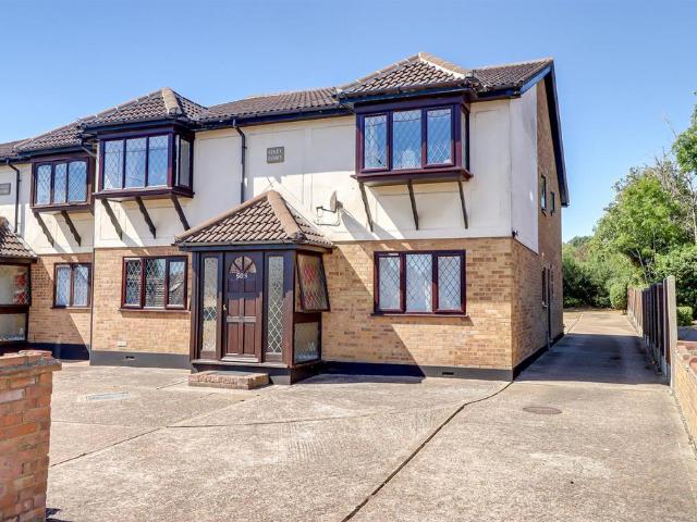 Flat for sale in Essex