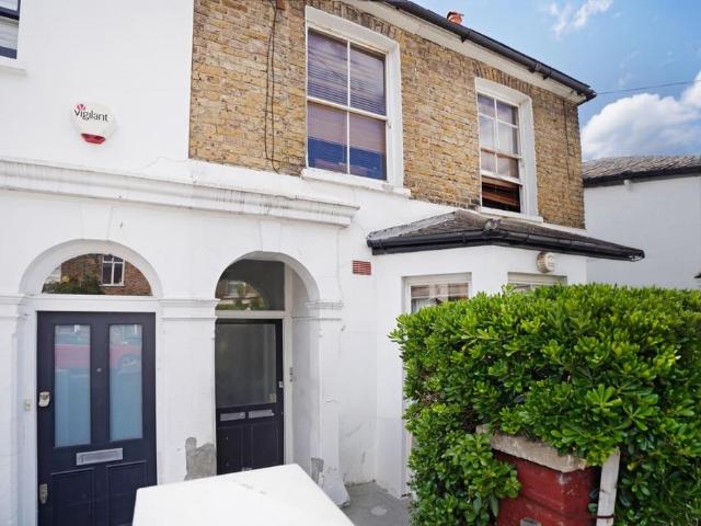 Flat for sale in East Dulwich, Greater London