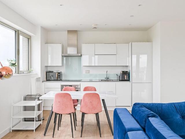 Flat for sale in Reach, Greater London