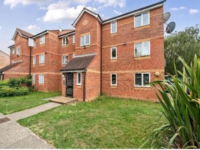 Flat for sale in Bowes, Greater London
