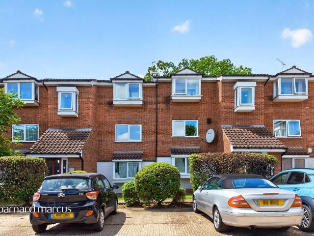 Flat for sale in Colney Hatch, Greater London