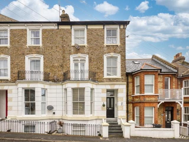 Flat for sale in Upton, Acol