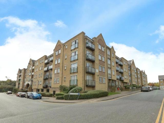 Flat for sale in Ebbsfleet, Monks Orchard