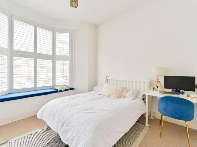 Flat for sale in Clapham Junction, Greater London