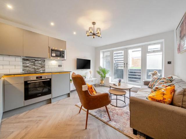 Flat for sale in North Sheen, Greater London
