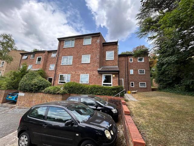 Flat for sale in London Borough of Croydon, Sanderstead
