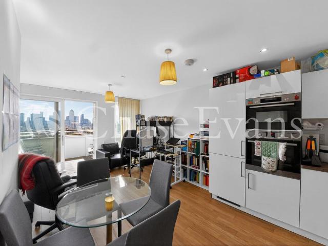 Flat for sale in Bromley-by-Bow, Bow