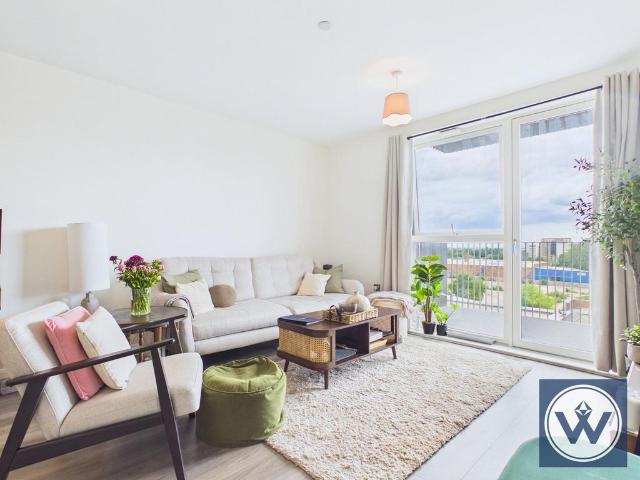 Flat for sale in Hayes, Greater London