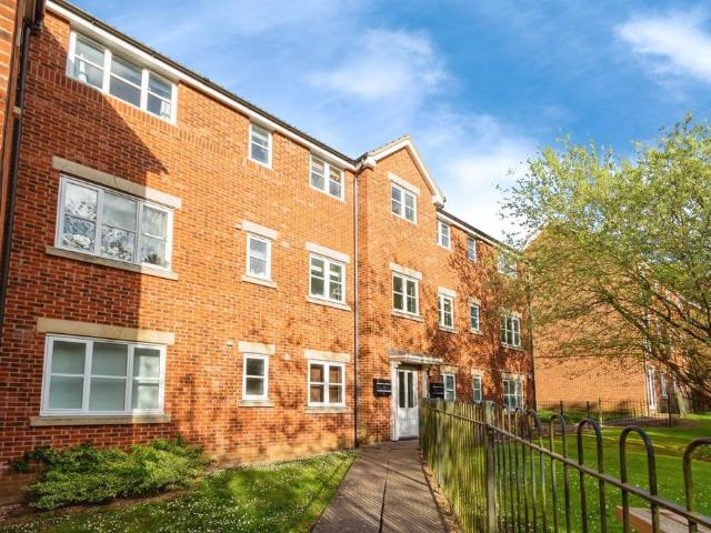 Flat for sale in Oakhill, Shenley Church End