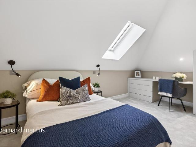 Flat for sale in Streatham, Greater London