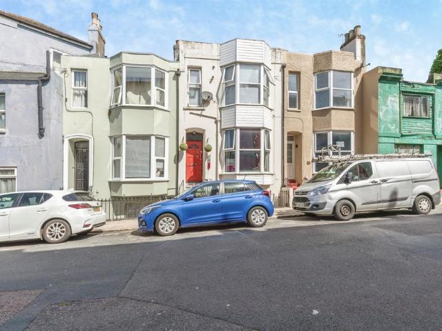 Flat for sale in Blacklands, Guestling Green