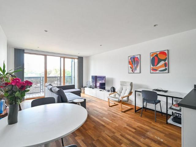 Flat for sale in Bromley-by-Bow, Bow