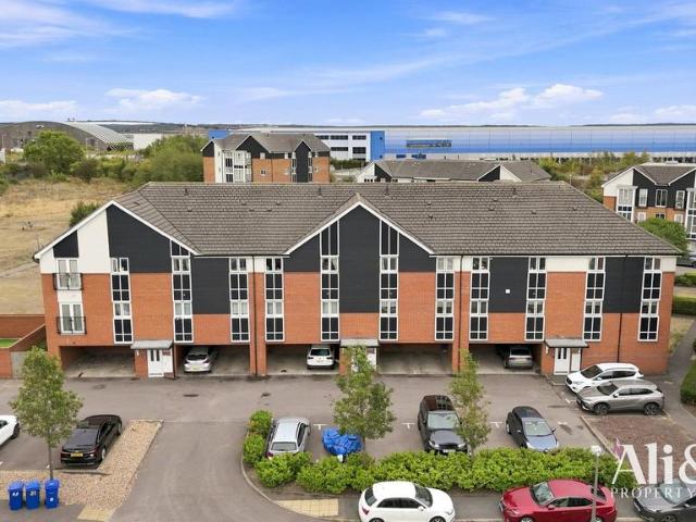 Flat for sale in Purfleet, Essex