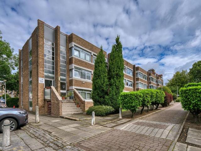 Flat for sale in Shawmoss, Langside