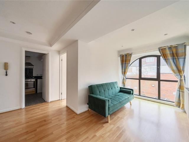 Flat for sale in Strawberry Hill, Greater London