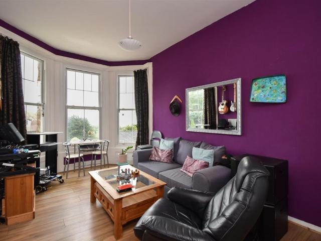Flat for sale in Bohemia, Guestling Green