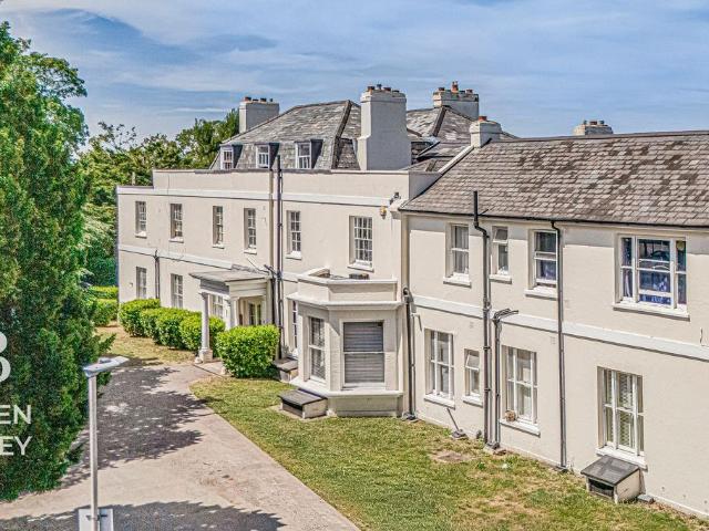 Flat for sale in Woodford Bridge, Greater London