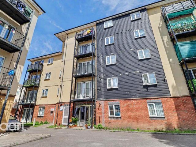 Flat for sale in Loxford, Greater London