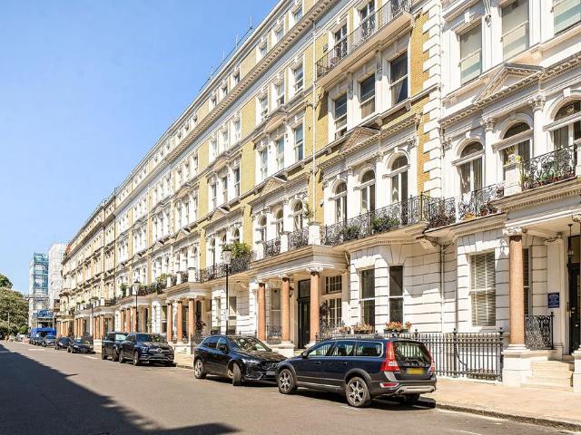 Flat for sale in South Kensington, Greater London