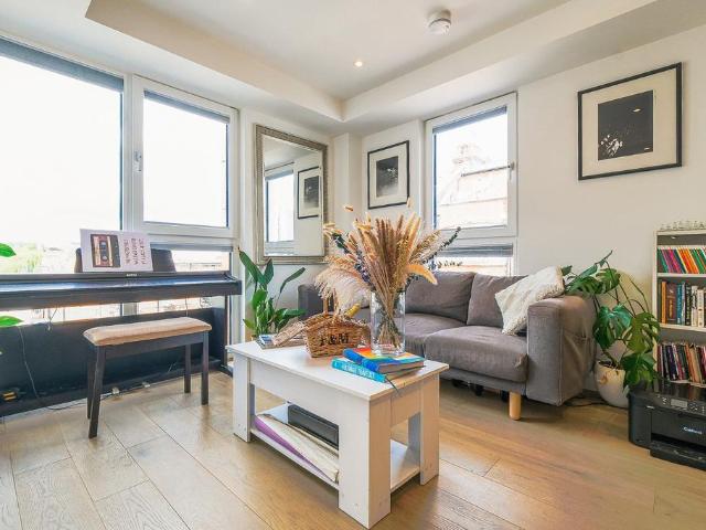 Flat for sale in London Borough of Ealing, Greater London
