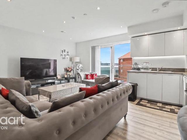 Flat for sale in Spring Park, Luton