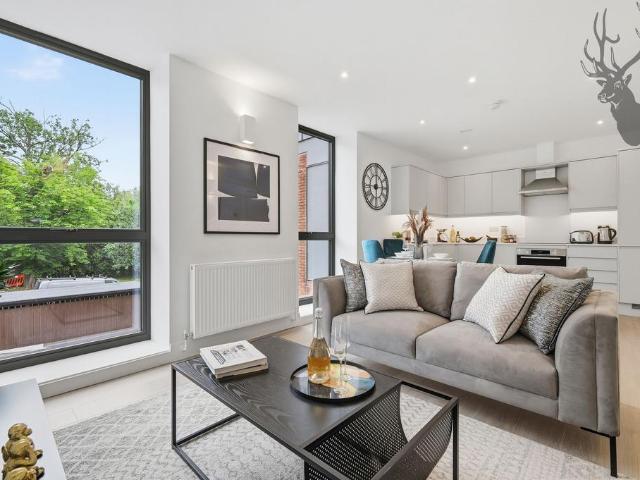 Flat for sale in Woodford Green, Greater London