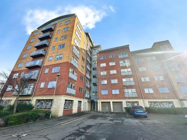 Flat for sale in Belle Isle, West Yorkshire