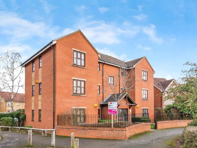 Flat for sale in Greater Leys, The Slade